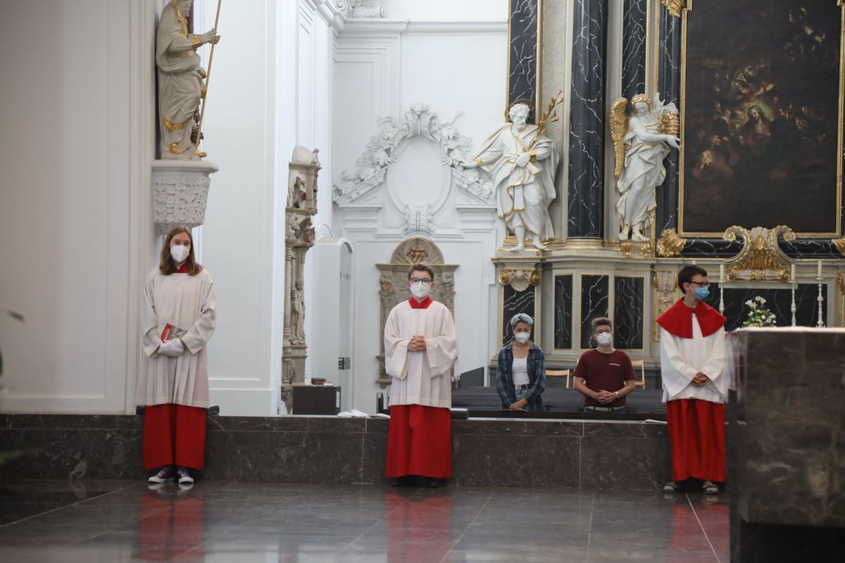 2721/0661 Ministranten-Gottesdienst_28683 Weihbischof Ulrich Boom hat anlässlich der Kiliani-Wallfahrtswoche mit den Ministranten einen Gottesdienst im Würzburger Dom gefeiert.