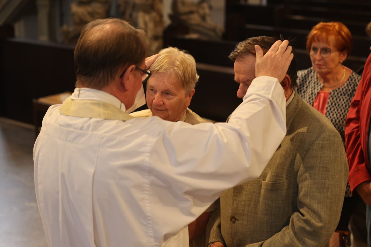 Seelsorgerinnen und Seelsorger spendeten nach dem Gottesdienst den Jubelpaaren individuell den Segen. 