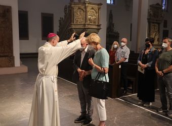 Bischof Dr. Franz Jung feierte am Mittwochabend, 23. Juni, einen Gottesdienst für Ehepaare, die 2021 oder 2021 auf 25 gemeinsame Jahre zurückblicken. Im Anschluss konnten sich die Paare segnen lassen.