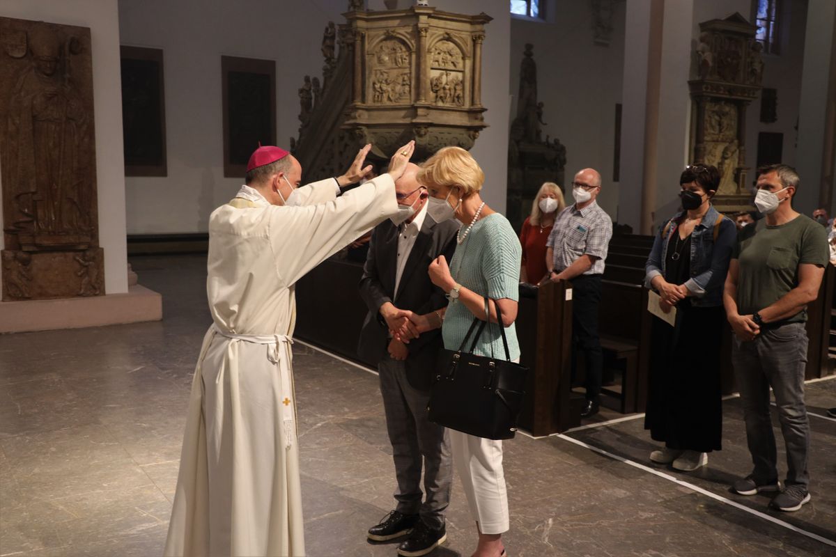 Bischof Dr. Franz Jung feierte am Mittwochabend, 23. Juni, einen Gottesdienst für Ehepaare, die 2021 oder 2021 auf 25 gemeinsame Jahre zurückblicken. Im Anschluss konnten sich die Paare segnen lassen.