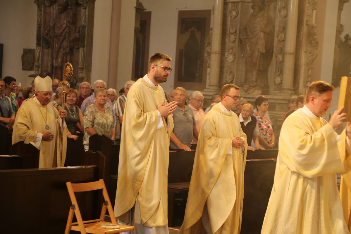 Rund 250 Ehejubilare haben am Freitagnachmittag, 4. Juli, im Kiliansdom in einem Pontifikalgottesdienst mit Weihbischof em. Ulrich Boom ihr Eheversprechen erneuert. 
