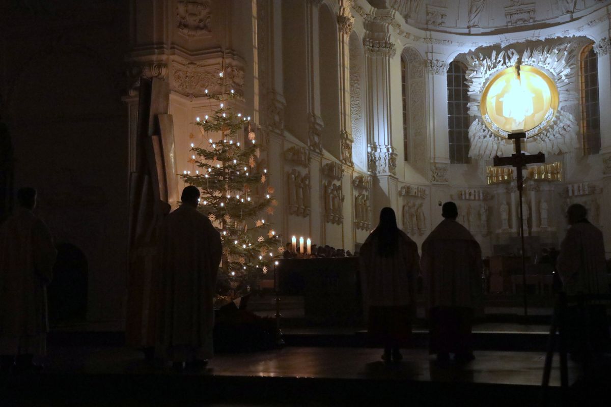 Am Ende der Christmette erklang das Lied "Stille Nacht". Am Ende der Christmette erklang das Lied "Stille Nacht".