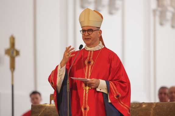 Mit einer Reliquienprozession von Sankt Burkard über die Alte Mainbrücke und einem Pontifikalgottesdienst im Kiliansdom ist am Sonntag, 6. Juli, die Kiliani-Wallfahrtswoche 2025 eröffnet worden.