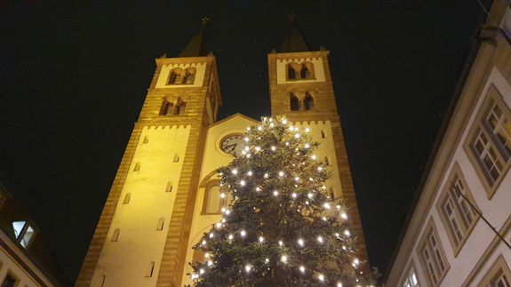 Der weihnachtlich beleuchtete Würzburger Kiliansdom. Der weihnachtlich beleuchtete Würzburger Kiliansdom.