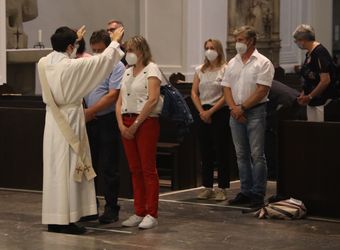 Bischof Dr. Franz Jung feierte am Mittwochabend, 23. Juni, einen Gottesdienst für Ehepaare, die 2021 oder 2021 auf 25 gemeinsame Jahre zurückblicken. Im Anschluss konnten sich die Paare segnen lassen.