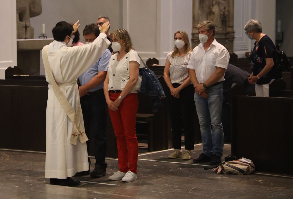 Bischof Dr. Franz Jung feierte am Mittwochabend, 23. Juni, einen Gottesdienst für Ehepaare, die 2021 oder 2021 auf 25 gemeinsame Jahre zurückblicken. Im Anschluss konnten sich die Paare segnen lassen.