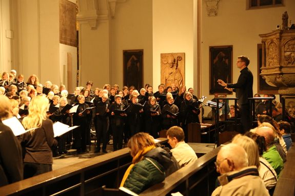 Ein Gemeinschaftschor aus mehreren Würzburger Chören gestaltete unter der Leitung von Domkapellmeister Alexander Rüth und Kirchenmusikdirektor Christian Heidecke zwei musikalische Abendgebete im Kiliansdom.