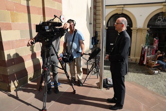 2721/0652 Menschenkette_28505 Auch Weihbischof Ulrich Boom (3. von links) nahm an der Menschenkette teil.