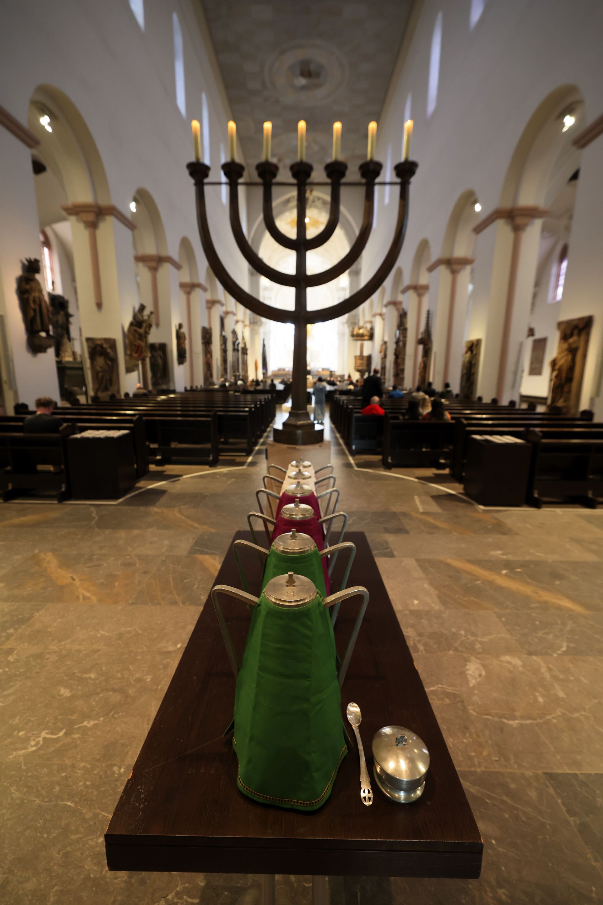 Diakone, Mitarbeiterinnen und -Mitarbeiter der Caritas sowie Katechetinnen und Katecheten brachten die Öle zur Weihe in den Altarraum. Diakone, Mitarbeiterinnen und -Mitarbeiter der Caritas sowie Katechetinnen und Katecheten brachten die Öle zur Weihe in den Altarraum.