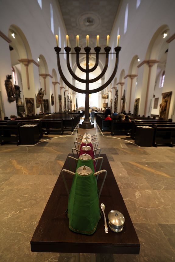 Diakone, Mitarbeiterinnen und -Mitarbeiter der Caritas sowie Katechetinnen und Katecheten brachten die Öle zur Weihe in den Altarraum. Diakone, Mitarbeiterinnen und -Mitarbeiter der Caritas sowie Katechetinnen und Katecheten brachten die Öle zur Weihe in den Altarraum.