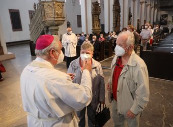 Bischof em. Dr. Friedhelm Hofmann feierte am Freitagnachmittag, 25. Juni, einen Dankgottesdienst mit Ehepaaren, die seit 50, 60 oder 65 Jahren verheiratet sind. Anschließend spendeten der Bischof sowie weitere Priester und Diakone den Jubilaren mit Abstand den Segen.