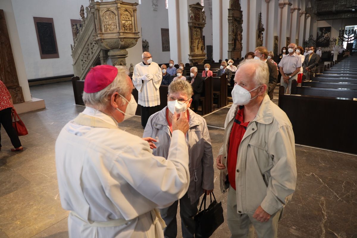 Bischof em. Dr. Friedhelm Hofmann feierte am Freitagnachmittag, 25. Juni, einen Dankgottesdienst mit Ehepaaren, die seit 50, 60 oder 65 Jahren verheiratet sind. Anschließend spendeten der Bischof sowie weitere Priester und Diakone den Jubilaren mit Abstand den Segen.