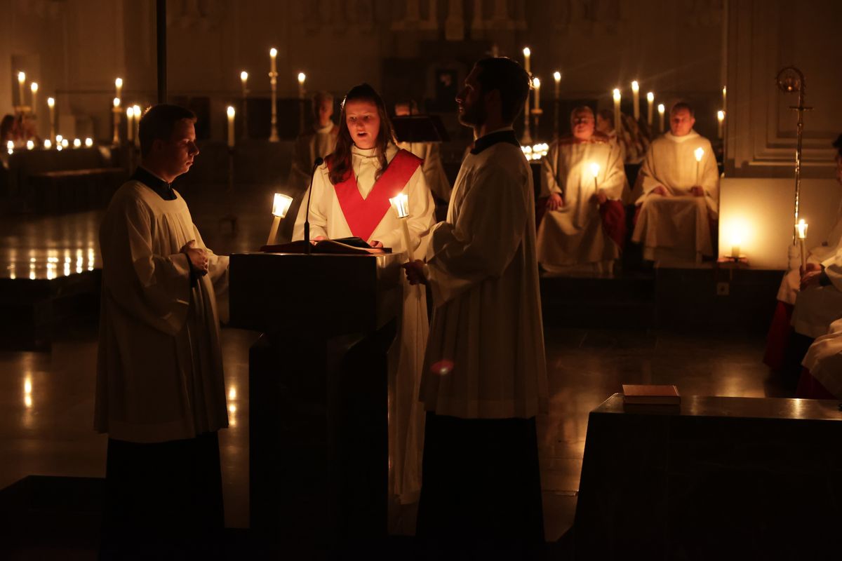 Bischof Dr. Franz Jung feierte am Samstag, 19. April, im Würzburger Kiliansdom die Osternacht. 