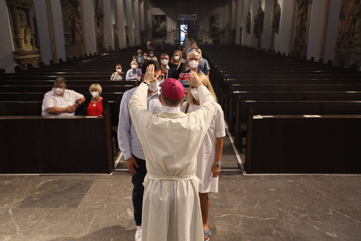 2621/0619 Ehejubilare Bischof 28. Juni Abend_27983 Mit rund 100 Ehepaaren aus der ganzen Diözese hat Bischof Dr. Franz Jung am Montagabend, 28. Juni, einen Gottesdienst im Würzburger Kiliansdom gefeiert. Eingeladen waren Ehejubilare, die in den Jahren 2020 und 2021 ihr silbernes Ehejubiläum feiern. Nach dem Gottesdienst ließen sich die Ehepartner von Bischof Jung und weiteren Priestern und Diakonen mit Abstand segnen.