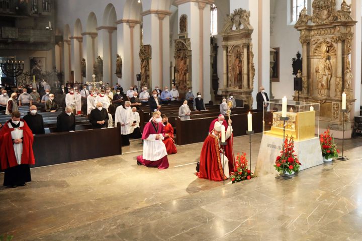 Bischof Dr. Franz Jung feierte am 6. Juli 2021 im Kiliansdom eine Pontifikalvesper mit Priestern, Diakonen, Ordensleuten, Missionaren sowie Pastoralen Mitarbeiterinnen und Mitarbeitern.