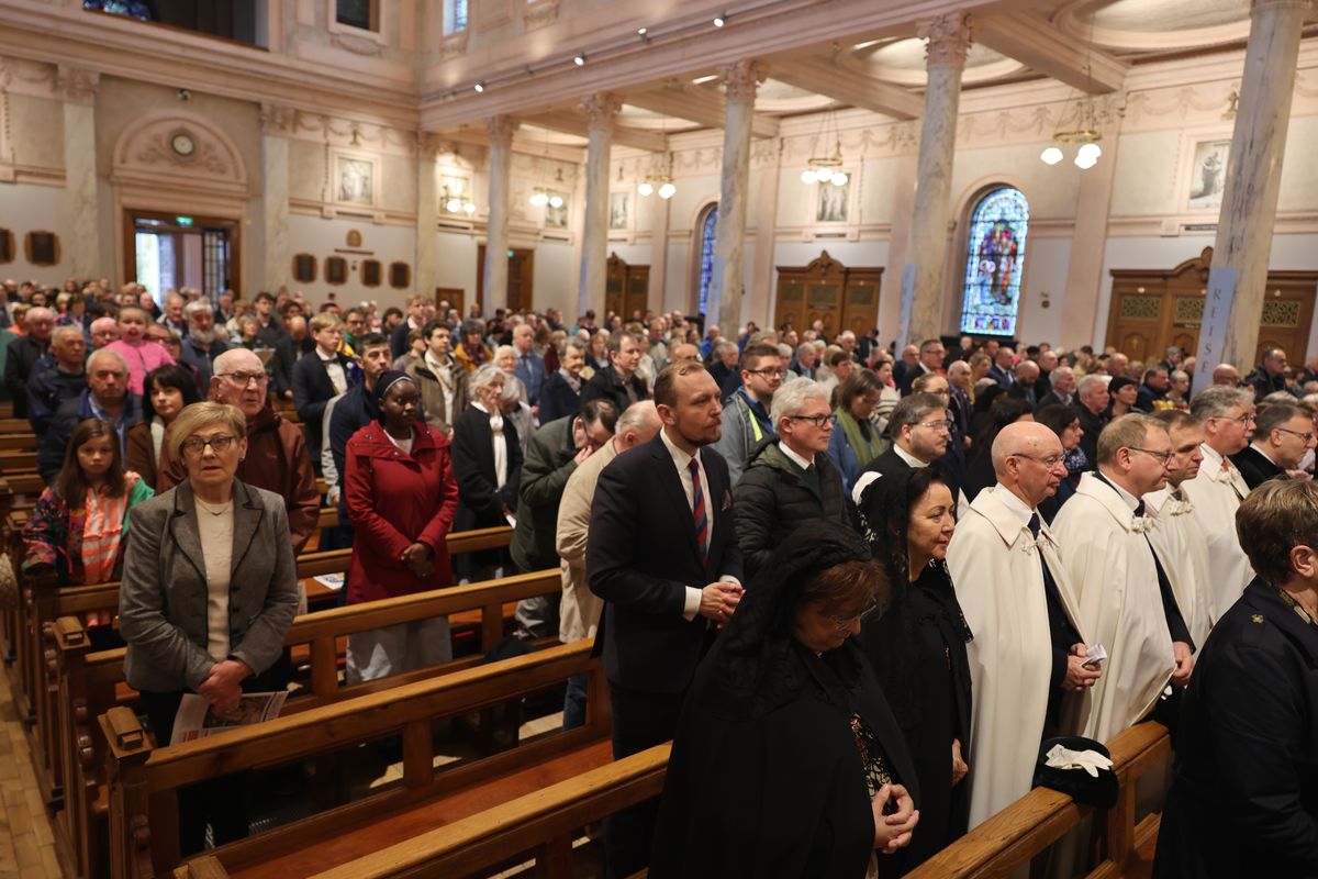 Bischof Dr. Franz Jung feierte am Sonntag, 6. Oktober, einen Gottesdienst zum Abschluss der Irlandwallfahrt mit den Reliquien der Frankenapostel in der Kathedrale von Cavan. Im Anschluss wurde der Schrein mit den Häuptern der Märtyrer für den Rücktransport nach Würzburg sicher verpackt.