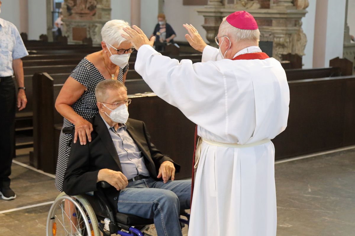 2621/0625 Gottesdienst für Ehejubilare mit Weihbischof Ulrich Boom am 29. Juni 2021_28062 Weihbischof Ulrich Boom feierte am Dienstagnachmittag, 29. Juni, einen Gottesdienst für Ehepaare, die 2020 oder 2021 ihr goldenes, diamantenes oder eisernes Ehejubiläum hatten. Im Anschluss konnten sich die Paare segnen lassen.