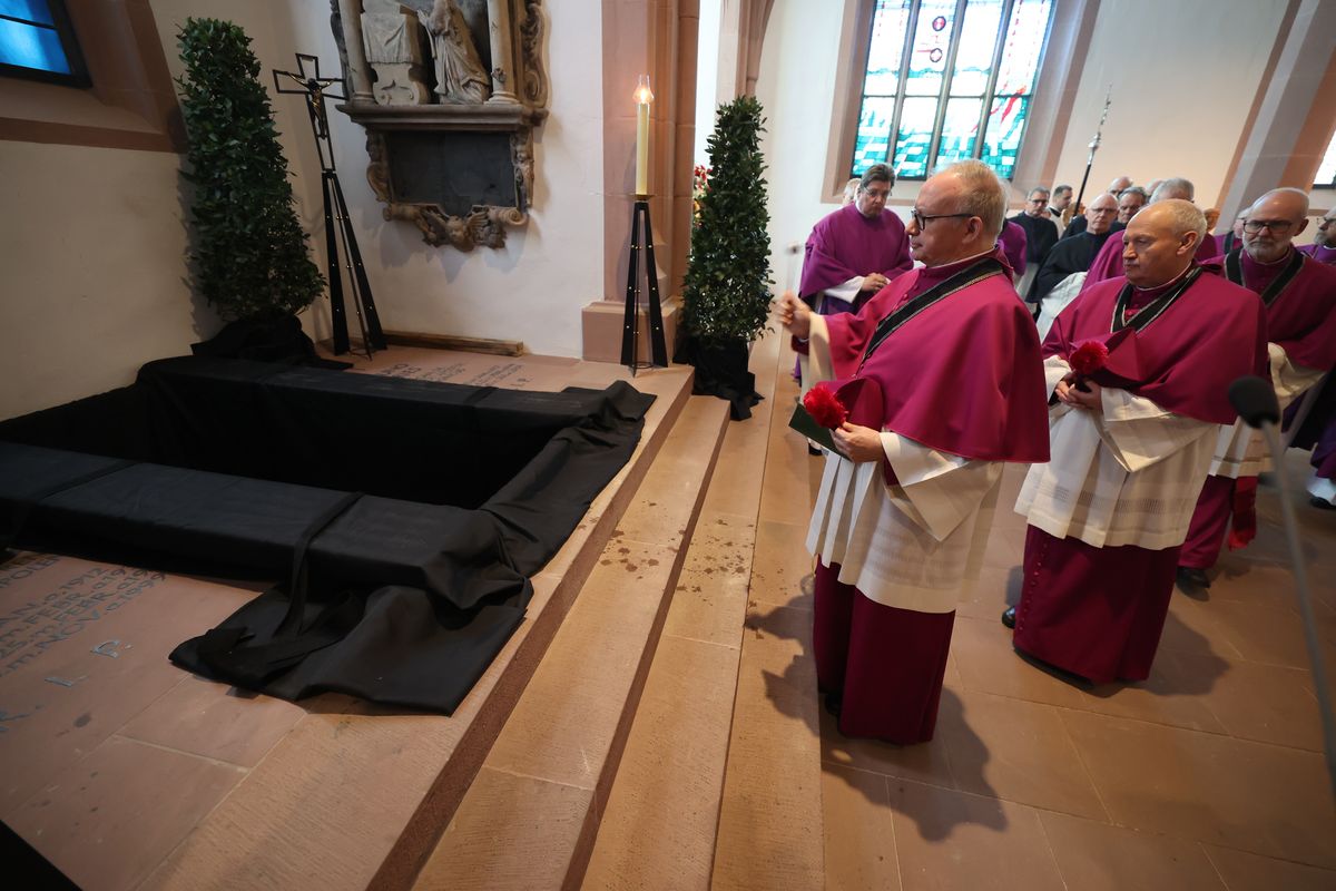 Bischof Dr. Franz Jung feierte am Samstag, 12. Oktober, im Würzburger KIliansdom ein Pontifikalrequiem für Weihbischof em. Helmut Bauer. Die anschließende Beisetzung leitete Dompropst Weihbischof Paul Reder.