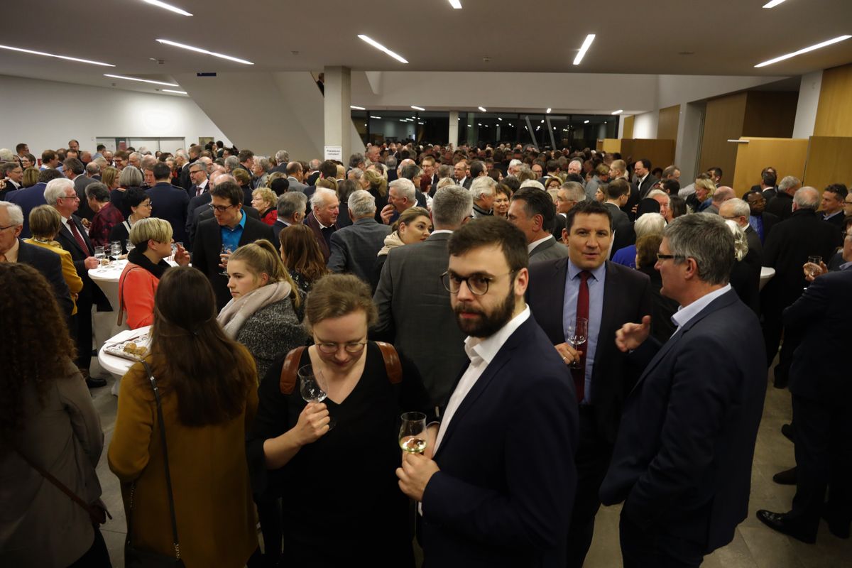Im Anschluss an den Vortrag bestand im Foyer Gelegenheit zu Begegnung bei Wein und belegten Brötchen.