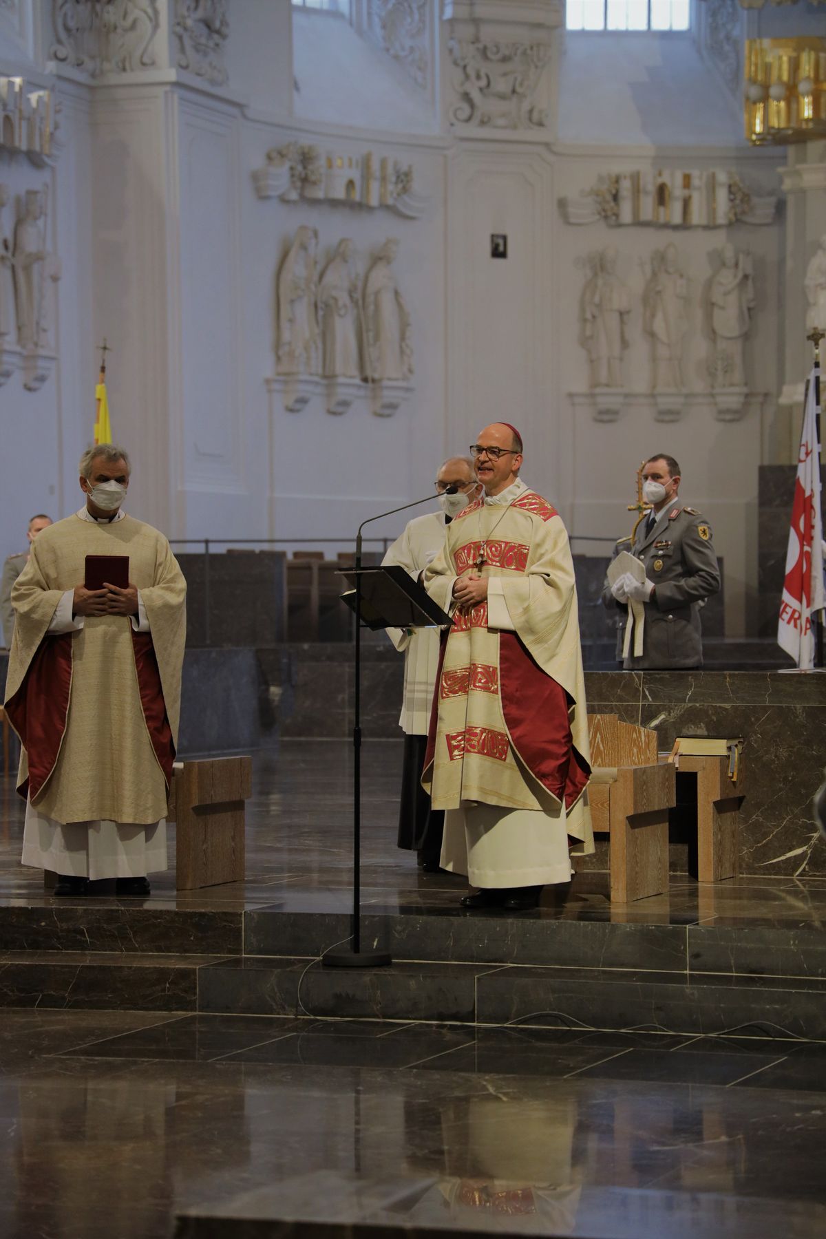 Bischof Dr. Franz Jung feiert mit Soldatinnen und Soldaten der Bundeswehr am Donnerstag, 28, Januar, im Würzburger Kiliansdom einen Gottesdienst  aus Anlass des Weltfriedenstags.