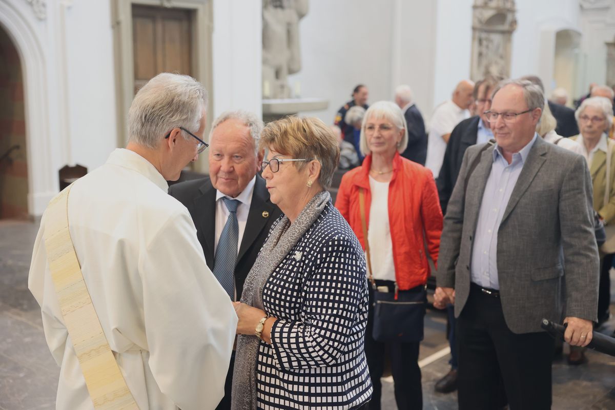 Seelsorgerinnen und Seelsorger spendeten nach dem Gottesdienst den Jubelpaaren individuell den Segen. 