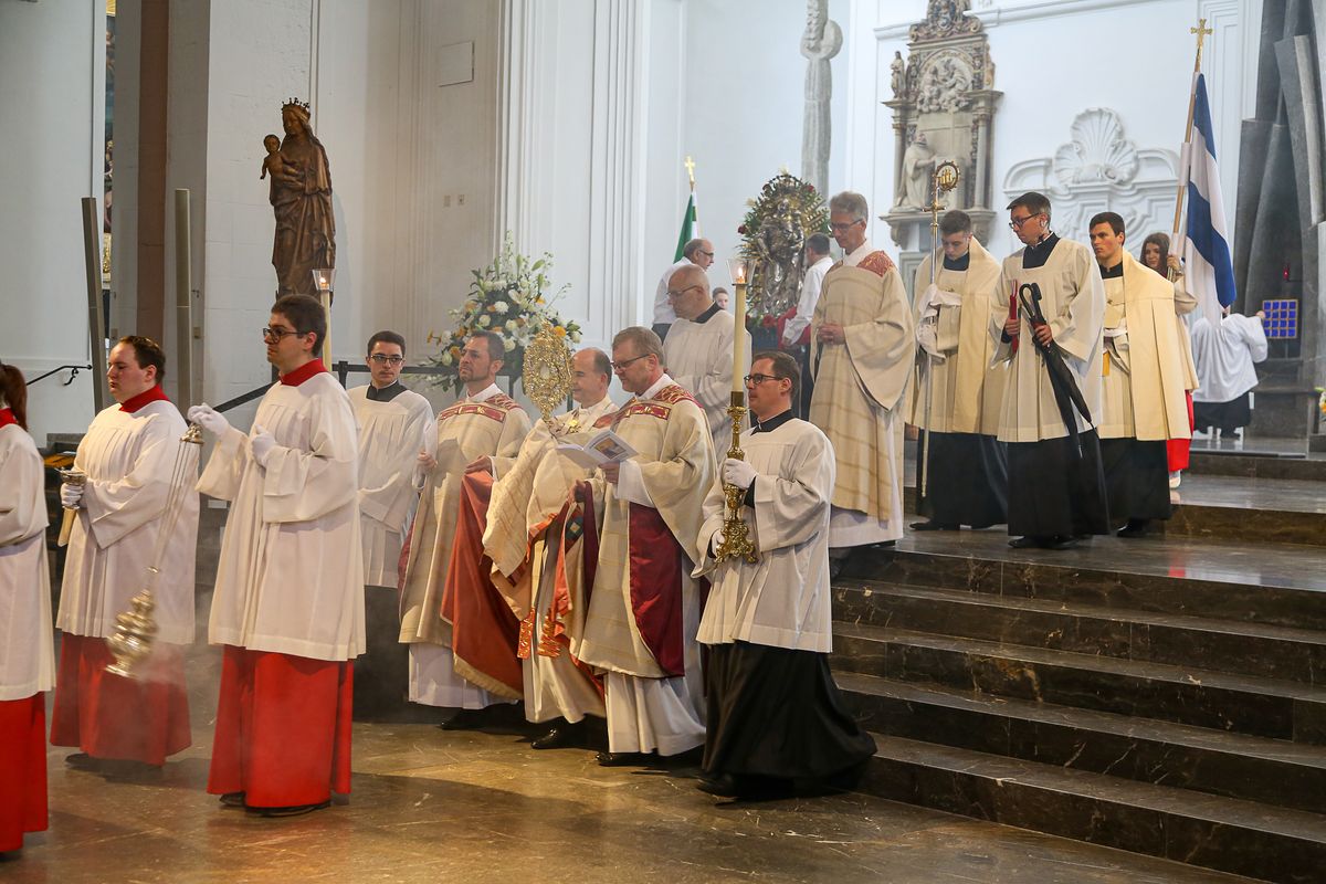 Die Fronleichnamsprozession in Würzburg stand unter dem Motto "Denn Gott hat uns nicht einen Geist der Verzagtheit gegeben, sondern den Geist der Kraft, der Liebe und Besonnenheit".