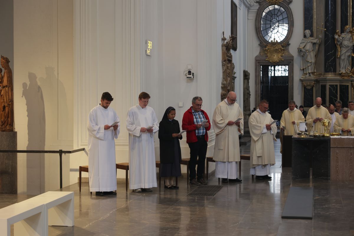 Bischof Dr. Franz Jung hat am Mittwochabend, 16. April, bei der Chrisammesse im Würzburger Kiliansdom die Heiligen Öle für das ganze Bistum geweiht.  Bischof Dr. Franz Jung hat am Mittwochabend, 16. April, bei der Chrisammesse im Würzburger Kiliansdom die Heiligen Öle für das ganze Bistum geweiht.