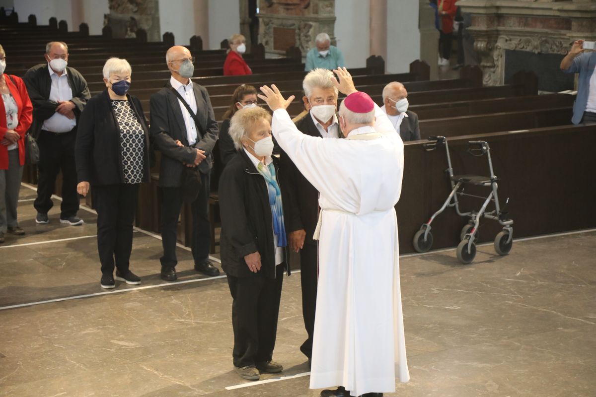 2621/0609 Ehejubilare Weihbischof Boom_27490 Weihbischof Boom und weiteren Priester und Diakone weihen Ehejubilare, die ihr goldenes, diamantenes oder eisernes Ehejubiläum feiern.