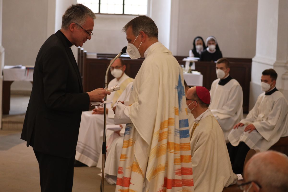 Bei einem feierlichen Gottesdienst in der Seminarkirche Sankt Michael in Würzburg mit Bischof Dr. Franz Jung am Montagabend, 26. Juli, sind Regens Stefan Michelberger und Subregens Stefan Fleischmann verabschiedet und Regens Peter Göttke offiziell begrüßt worden. 