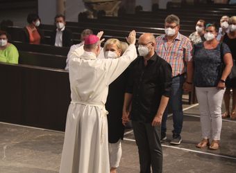 Mit rund 100 Ehepaaren aus der ganzen Diözese hat Bischof Dr. Franz Jung am Montagabend, 28. Juni, einen Gottesdienst im Würzburger Kiliansdom gefeiert. Eingeladen waren Ehejubilare, die in den Jahren 2020 und 2021 ihr silbernes Ehejubiläum feiern. Nach dem Gottesdienst ließen sich die Ehepartner von Bischof Jung und weiteren Priestern und Diakonen mit Abstand segnen.