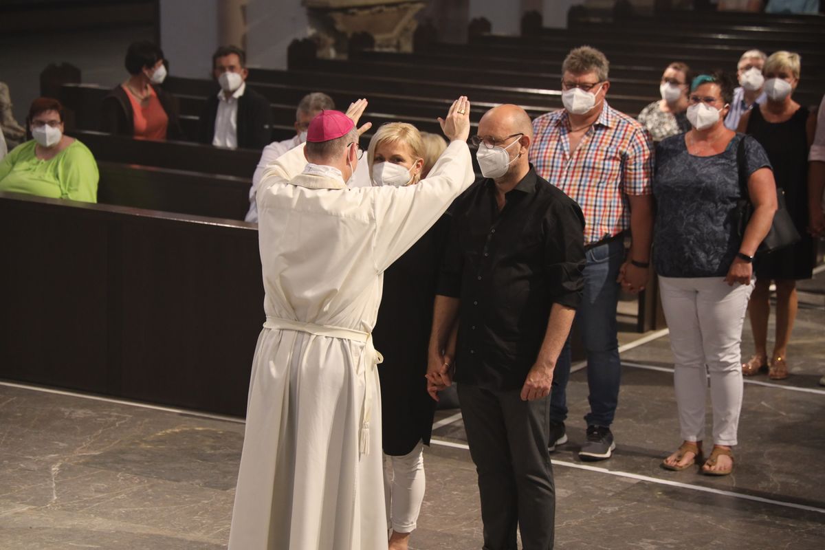 2621/0619 Ehejubilare Bischof 28. Juni Abend_27965 Mit rund 100 Ehepaaren aus der ganzen Diözese hat Bischof Dr. Franz Jung am Montagabend, 28. Juni, einen Gottesdienst im Würzburger Kiliansdom gefeiert. Eingeladen waren Ehejubilare, die in den Jahren 2020 und 2021 ihr silbernes Ehejubiläum feiern. Nach dem Gottesdienst ließen sich die Ehepartner von Bischof Jung und weiteren Priestern und Diakonen mit Abstand segnen.