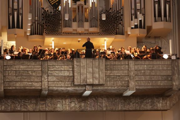 Musikalisch gestalteten Chor und Orchester des Karl-Theodor-von-Dalberg-Gymnasiums Aschaffenburg unter der Leitung von Studiendirektor Christoph Bayer den Gottesdienst mit. 