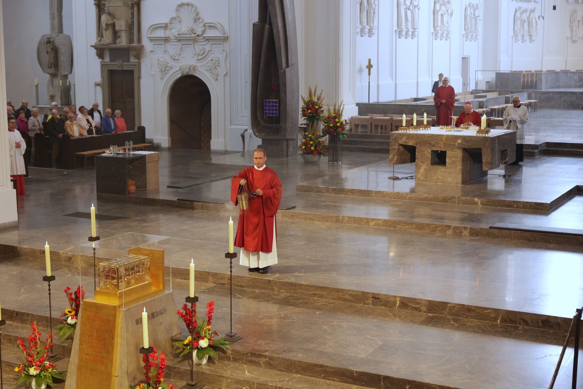 Weihbischof em. Ulrich Boom feierte am Mittwoch, 9. Juli, einen Kiliani-Wallfahrtsgottesdienst mit Gläubigen aus der Region Main-Rhön. Eine Begegnung auf dem Kiliansplatz schloss sich an. 