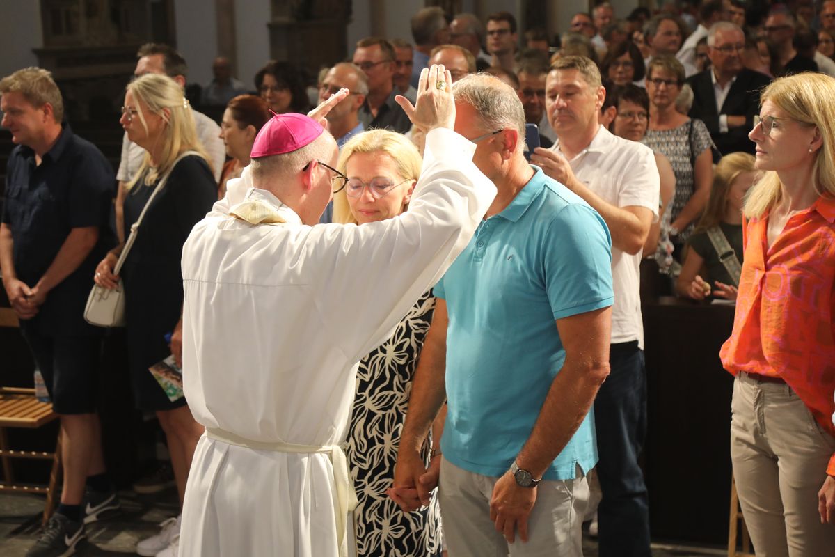 Mit rund 1000 Eheleuten, die in diesem Jahr Silberhochzeit haben, feierte Bischof Dr. Franz Jung am Freitagabend, 4. Juli 2025, einen Pontifikalgottesdienst im Kiliansdom. Im Anschluss erteilten er, Weihbischof Paul Reder sowie weitere Seelsorgerinnen und Seelsorger den Paaren einzeln den Segen.
