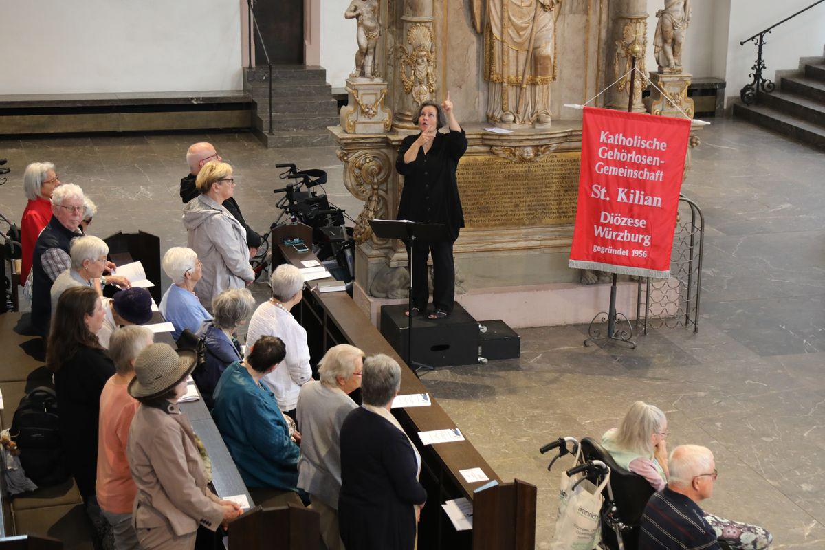 Weihbischof Paul Reder feierte am Samstag, 13. Juli, einen Kiliani-Gottesdienst für Menschen im Alter, in Krankheit und mit Behinderung im Kiliansdom. Pastoralreferentin Claudia Walter übersetzte den Gottesdienst in Gebärdensprache.