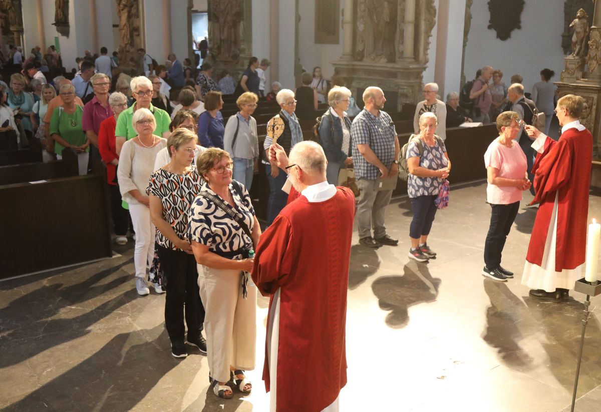 Weihbischof Paul Reder feierte am Samstag, 12. Juli 2025, einen Kiliani-Gottesdienst mit Kirchenchören sowie Kirchenmusikern und -musikerinnen aus dem ganzen Bistum. Viele Gläubige nutzten die danach die Möglichkeit  zum Einzelsegen.