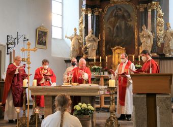 Weihbischof Ulrich Boom feierte am Donnerstagabend ein Pontifikalamt in der Pfarrkirche Sankt Michael in Zeil am Main.