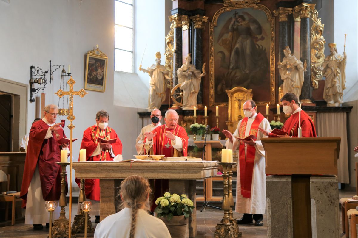 Weihbischof Ulrich Boom feierte am Donnerstagabend ein Pontifikalamt in der Pfarrkirche Sankt Michael in Zeil am Main.
