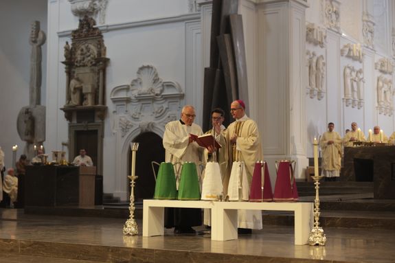 Vor dem Schlussgebet weihte Bischof Dr. Franz Jung das Katechumenenöl. Vor dem Schlussgebet weihte Bischof Dr. Franz Jung das Katechumenenöl.