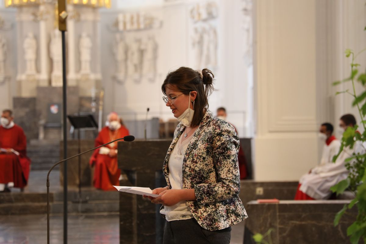 Weihbischof Ulrich Boom hat im Auftrag von Bischof Dr. Franz Jung 33 Frauen und sieben Männern am Freitagabend, 9. Juli, im Kiliansdom die Missio canonica verliehen.