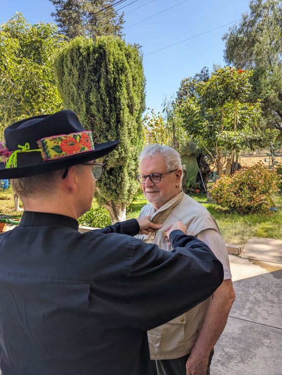 Bischof Dr. Franz Jung steckt Alejo Gerlings ein Jahr nach dessem goldenen Priesterjubiläum die Ehrennadel an.