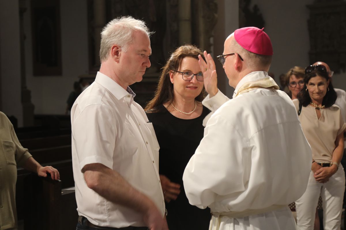 Mit rund 1000 Eheleuten, die in diesem Jahr Silberhochzeit haben, feierte Bischof Dr. Franz Jung am Freitagabend, 4. Juli 2025, einen Pontifikalgottesdienst im Kiliansdom. Im Anschluss erteilten er, Weihbischof Paul Reder sowie weitere Seelsorgerinnen und Seelsorger den Paaren einzeln den Segen.