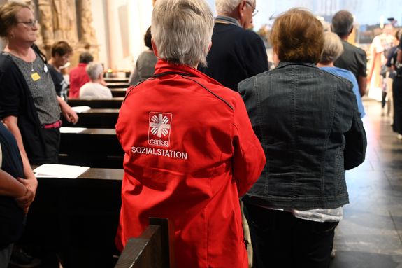 Weihbischof Paul Reder feierte in der Kiliani-Wallfahrtswoche die Pontifikalmesse für die beruflichen und ehrenamtlichen Mitarbeiterinnen und Mitarbeiter der Caritas.