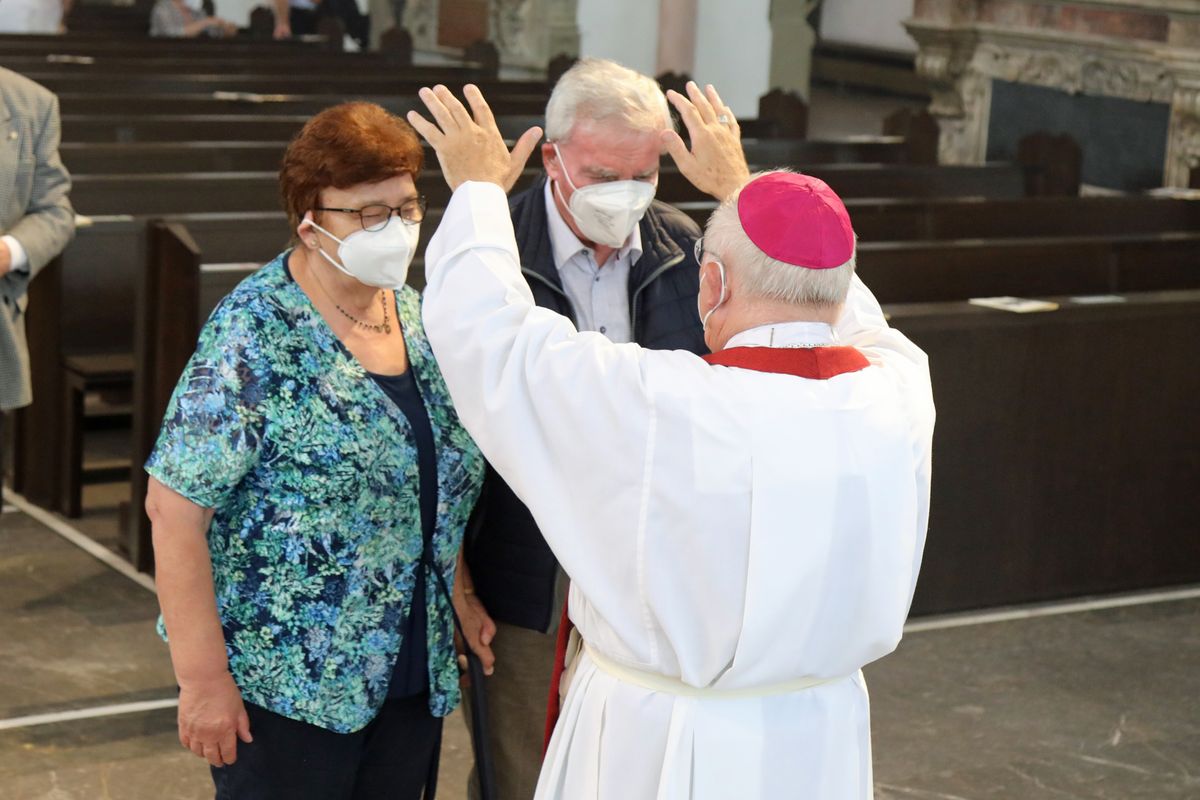 2621/0625 Gottesdienst für Ehejubilare mit Weihbischof Ulrich Boom am 29. Juni 2021_28081 Weihbischof Ulrich Boom feierte am Dienstagnachmittag, 29. Juni, einen Gottesdienst für Ehepaare, die 2020 oder 2021 ihr goldenes, diamantenes oder eisernes Ehejubiläum hatten. Im Anschluss konnten sich die Paare segnen lassen.