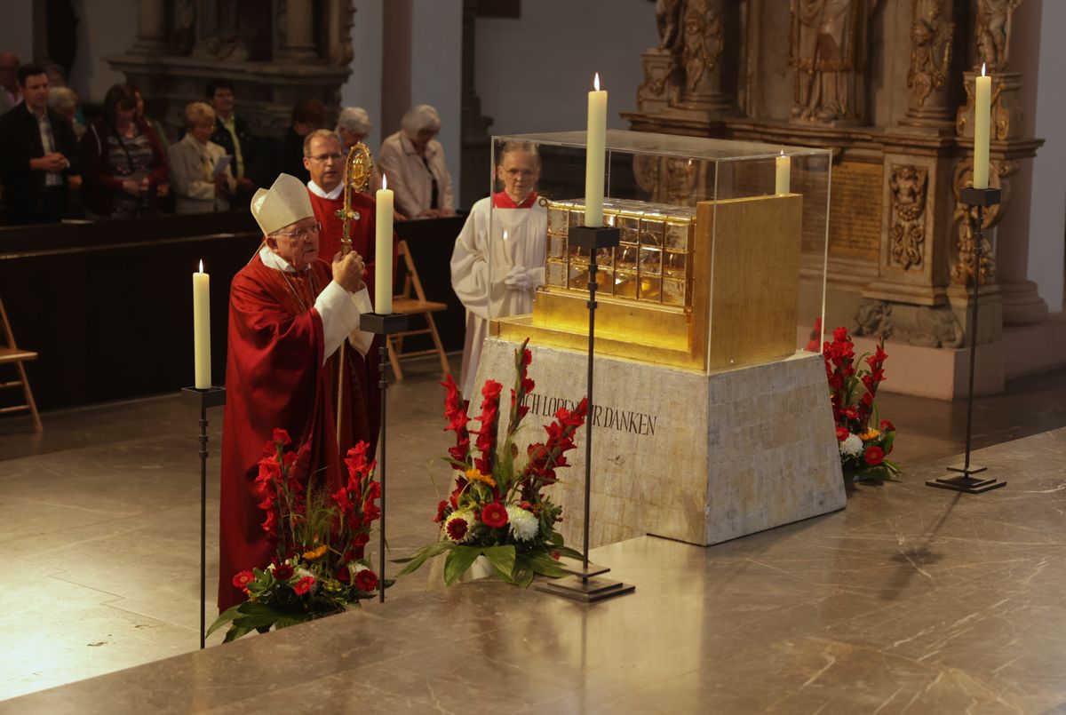 Weihbischof em. Ulrich Boom feierte am Mittwoch, 9. Juli, einen Kiliani-Wallfahrtsgottesdienst mit Gläubigen aus der Region Main-Rhön. Eine Begegnung auf dem Kiliansplatz schloss sich an. 