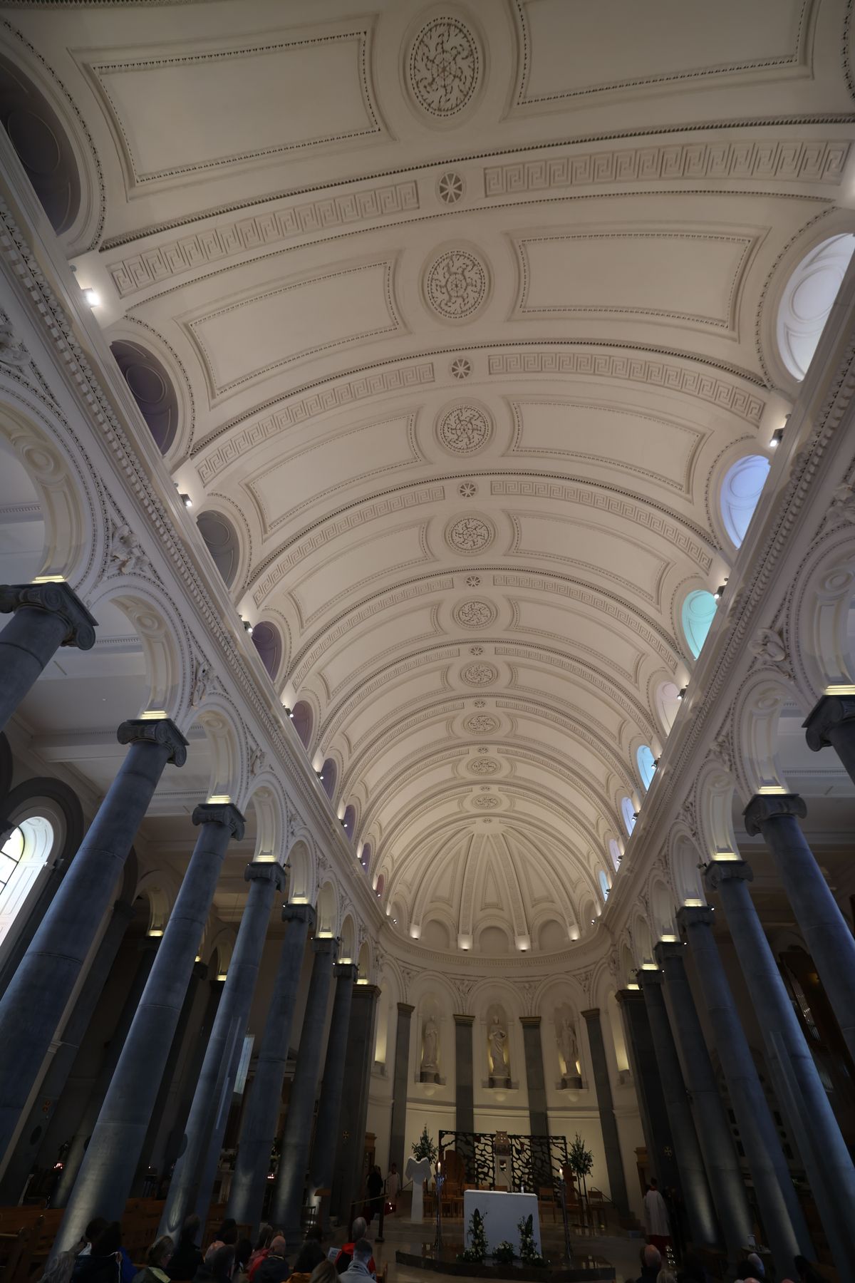 Bischof Dr. Franz Jung feierte am Festtag des heiligen Franziskus in der Kathedrale des heiligen Mél in Longford einen Gottesdienst. Im Anschluss lud die Pfarrei zum Kaffee in das Untergeschoss ein.