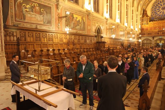 Fast eine halbe Stunde lang verehrten Gläubige aus Deutschland und Irland die Reliquien der Frankenapostel Kilian, Kolonat und Totnan.