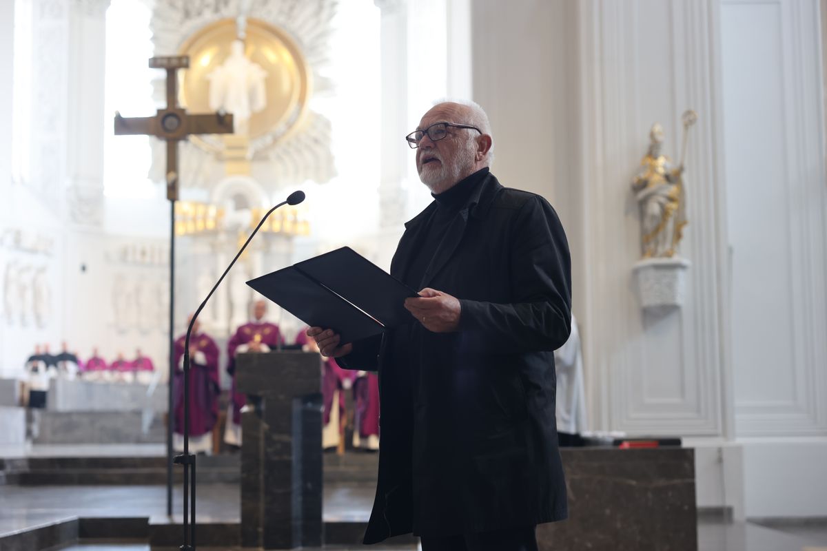 Bischof Dr. Franz Jung feierte am Samstag, 12. Oktober, im Würzburger KIliansdom ein Pontifikalrequiem für Weihbischof em. Helmut Bauer. Die anschließende Beisetzung leitete Dompropst Weihbischof Paul Reder.