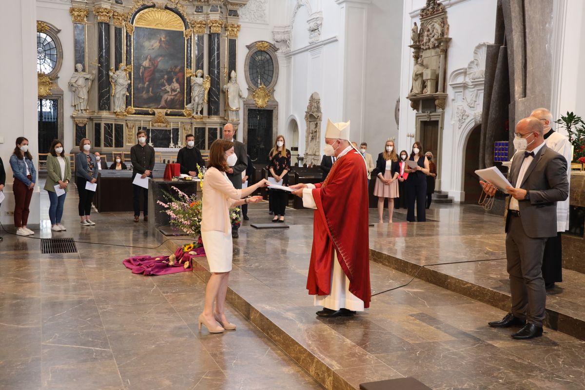 Weihbischof Ulrich Boom hat im Auftrag von Bischof Dr. Franz Jung 33 Frauen und sieben Männern am Freitagabend, 9. Juli, im Kiliansdom die Missio canonica verliehen.