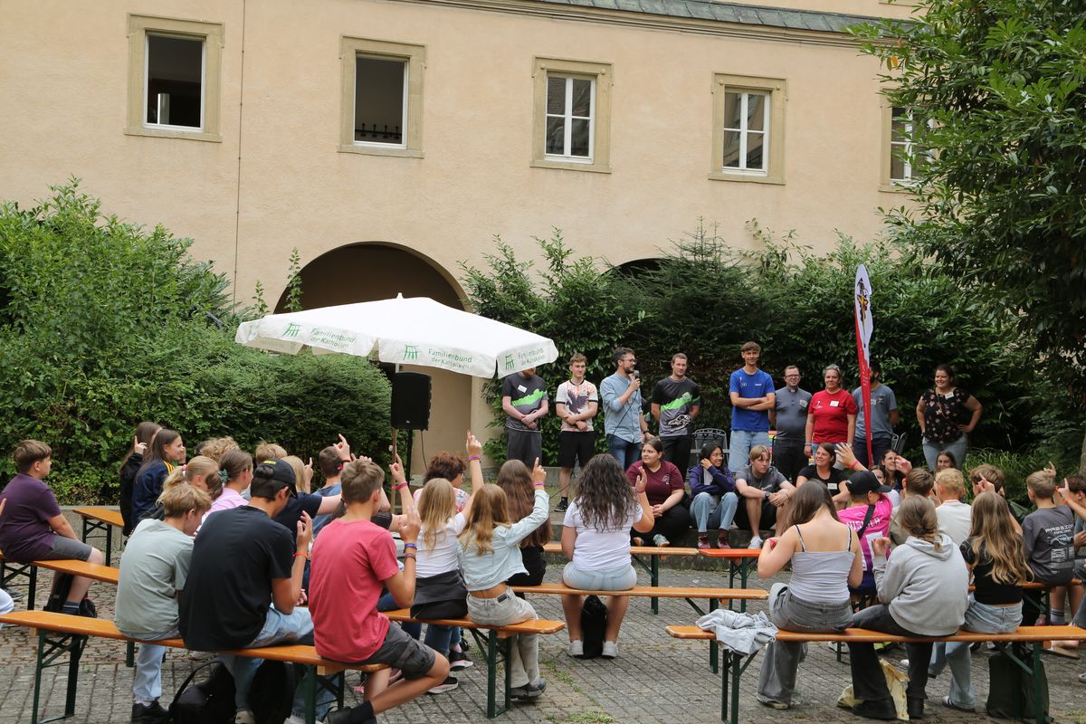 Am Tag der Jugend hat Weihbischof Paul Reder im Anschluss an ein buntes Workshop-Programm einen Kiliani-Gottesdienst mit den Jugendlichen im Kilianeum in Würzburg gefeiert.